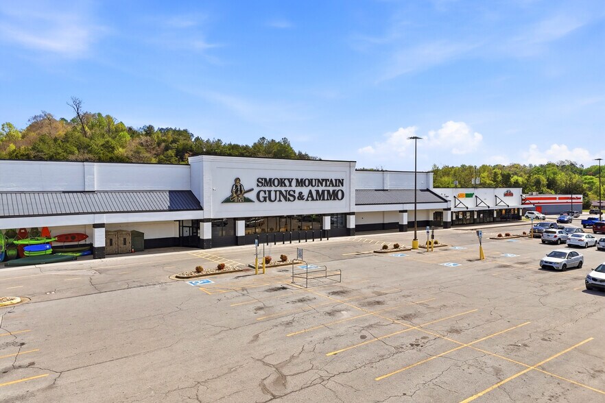 More Photos Of 6213-6221 Riverview Crossing Dr, Knoxville Supermarket For Sale