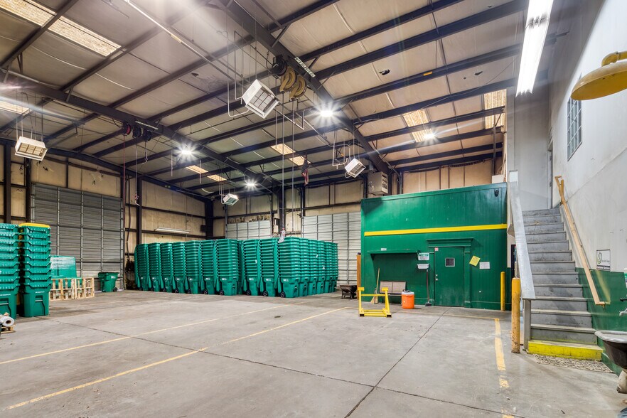 More Photos Of 774 McFarland Pky, Alpharetta Warehouse For Lease