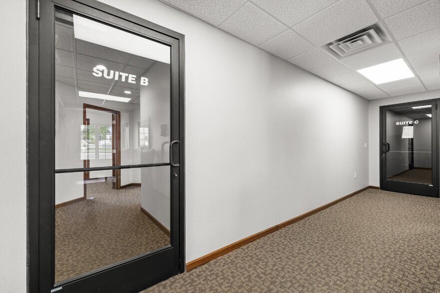 More Photos Of 2000 Burdick Expy E, Minot Office For Lease
