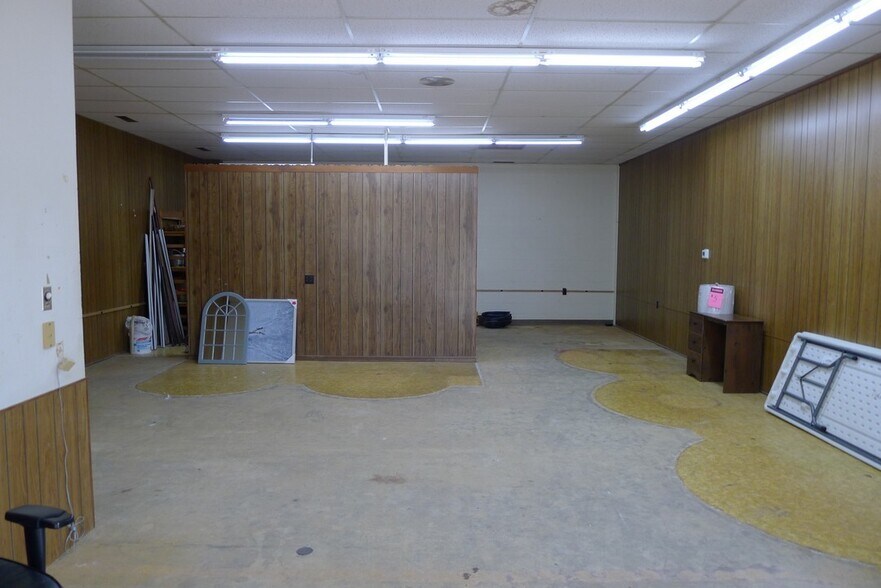 More Photos Of 101 9th St, Charles City General Retail For Sale
