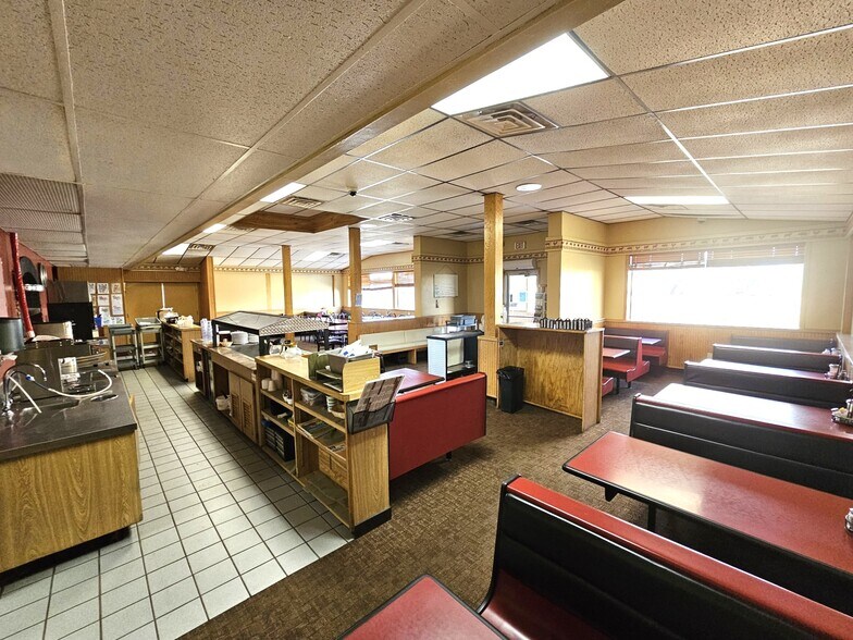 More Photos Of 1902 N Merrill Ave, Glendive Showroom For Sale