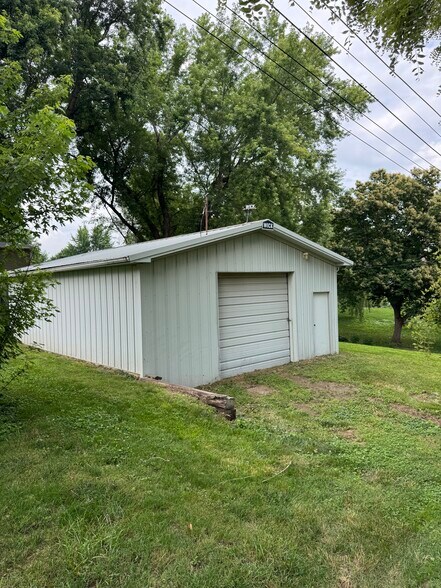 Primary Photo Of 308 E Davis St, Mound City Self Storage For Sale