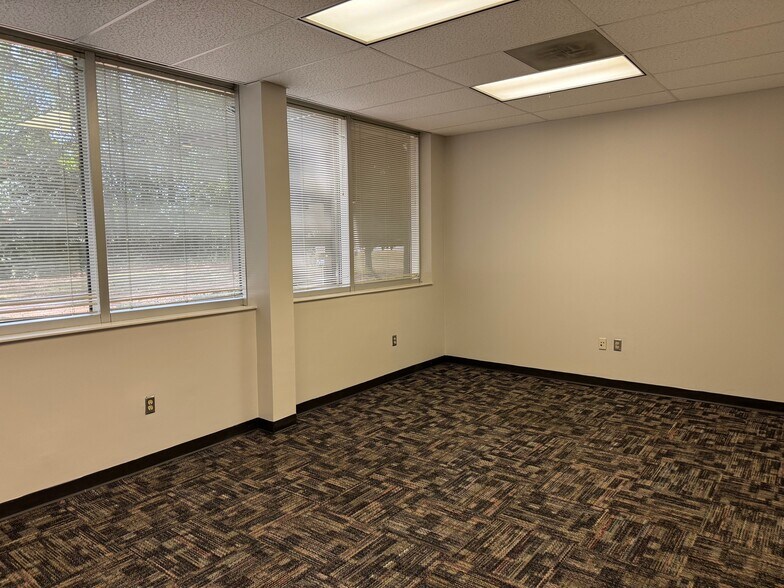 More Photos Of 4875 Riverside Dr, Macon-Bibb Office For Sale