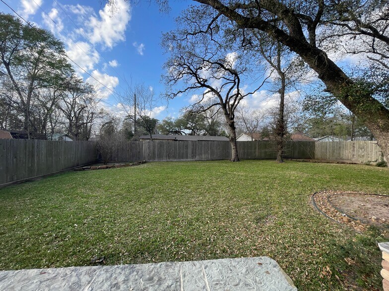 More Photos Of 408 Wilson Rd, Conroe Loft Creative Space For Lease