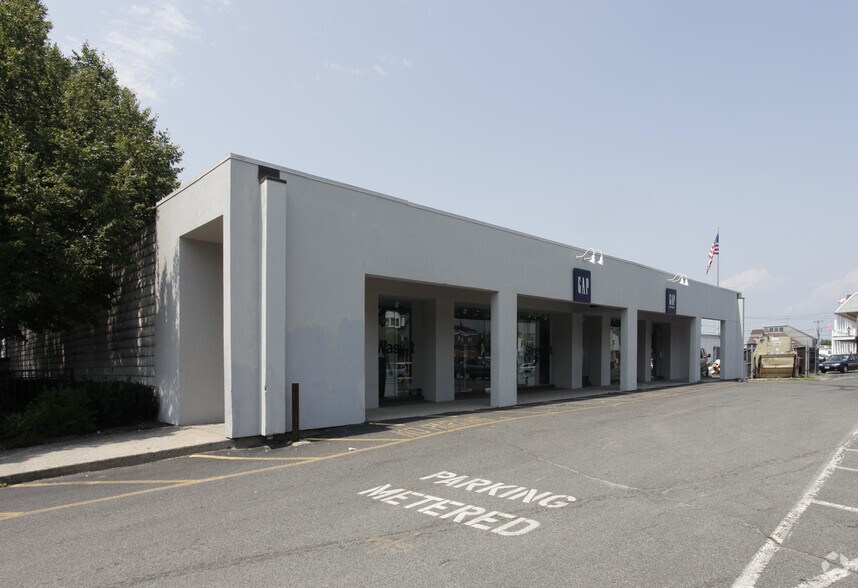 More Photos Of 100 Arden Pl, Port Jefferson Freestanding For Lease