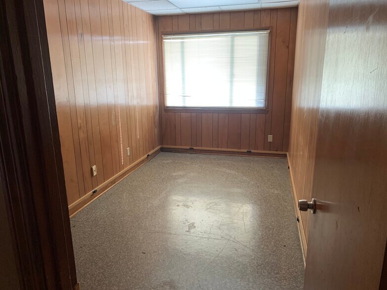 More Photos Of 1321 US Hwy 41 N, Calhoun Office For Lease