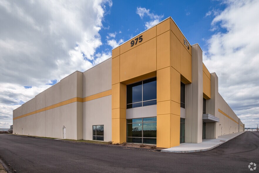 More Photos Of 975 Lordship Blvd, Stratford Warehouse For Lease