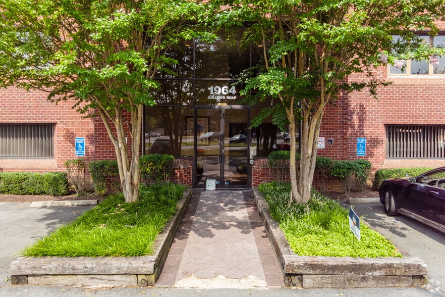 More Photos Of 1964 Gallows Rd, Vienna Office For Sale