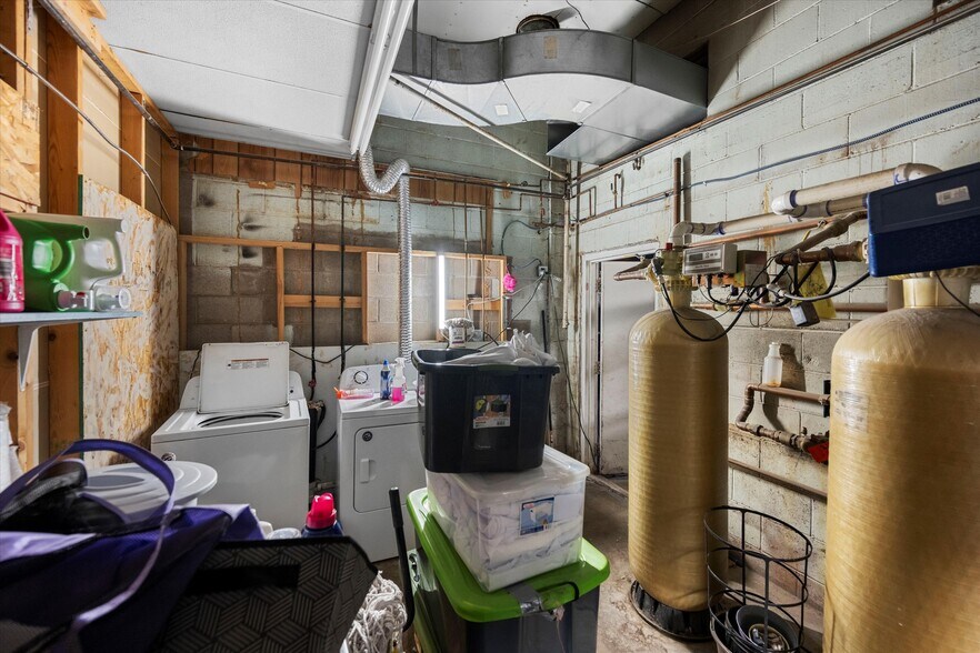 More Photos Of 614 W Central Ave, Wiggins General Retail For Sale