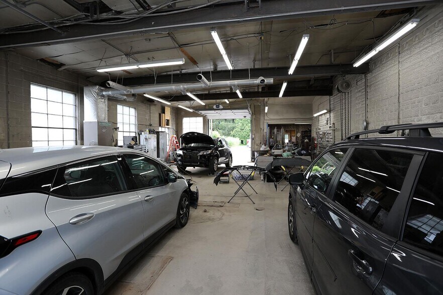 More Photos Of 5013 New York 52, Jeffersonville Auto Repair For Sale