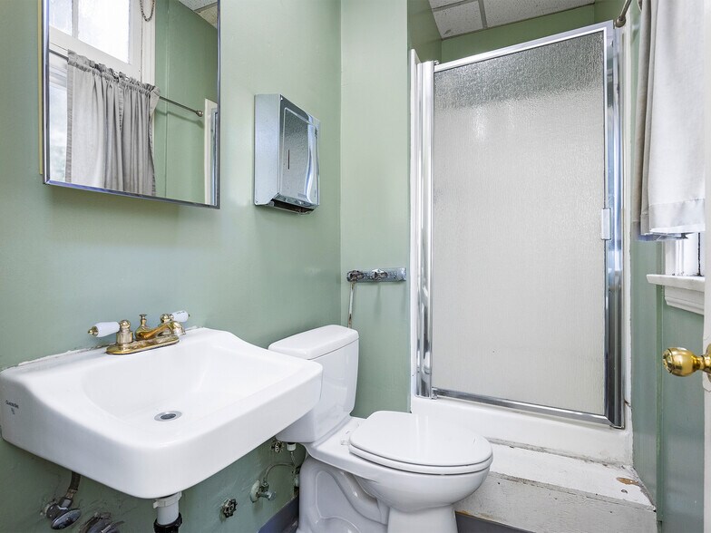 More Photos Of 10746 Magnolia Blvd, North Hollywood Medical For Sale