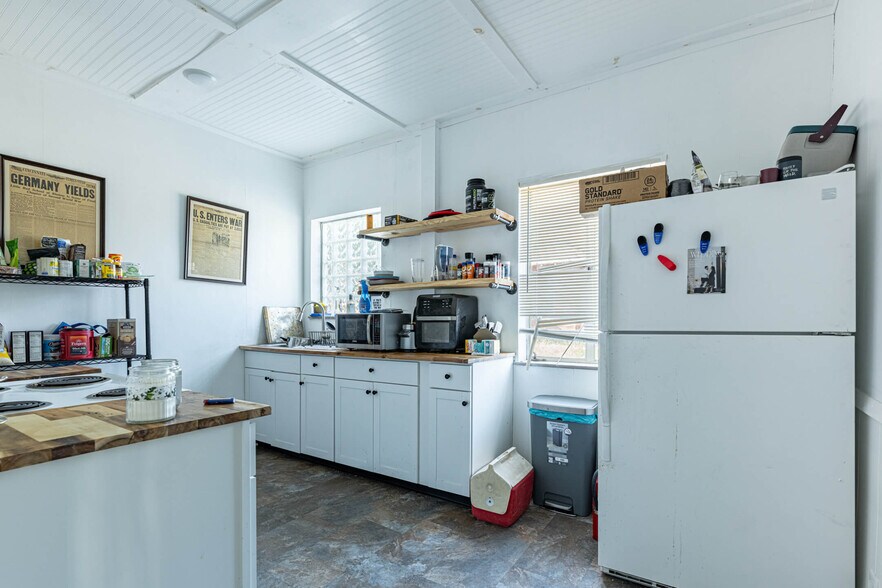 More Photos Of 2119 Central Ave, Middletown Office For Sale