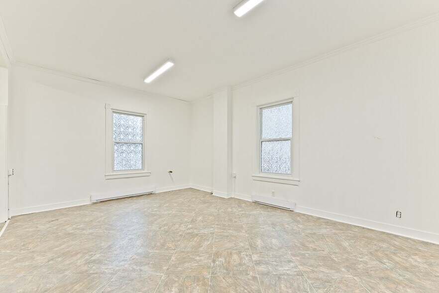 More Photos Of 127 Rue Queen, Sherbrooke Office Residential For Sale