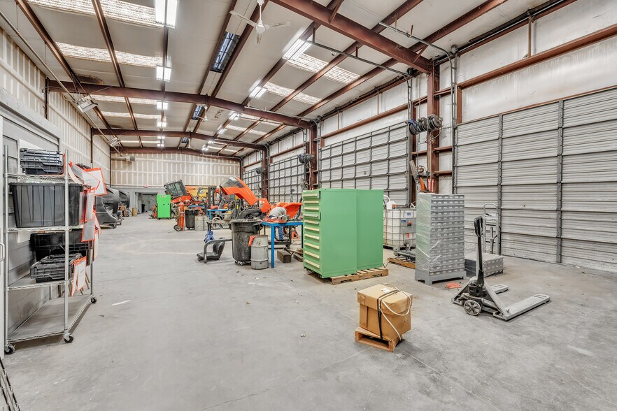 More Photos Of 1023 S Walton Walker Blvd, Irving Warehouse For Sale
