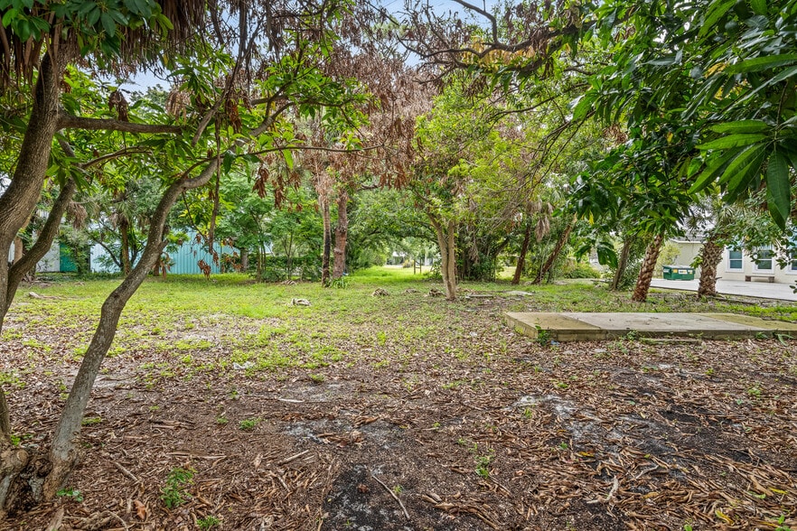 More Photos Of 725 12th St, Vero Beach Auto Repair For Sale