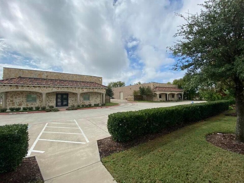 More Photos Of 3275 Springer Ln, Rockwall Showroom For Lease