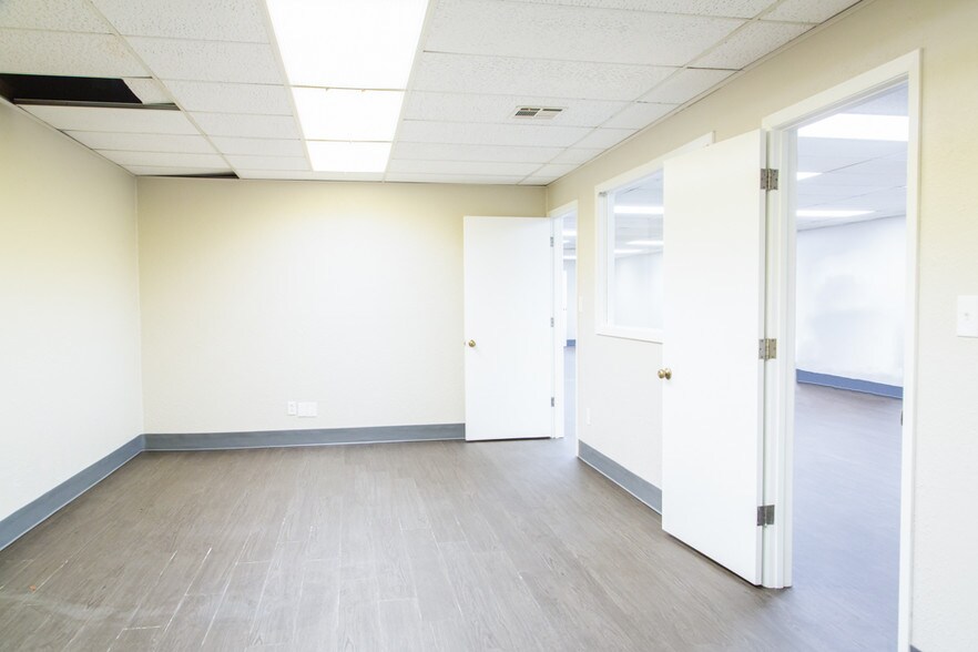 More Photos Of 10308 State Line Rd, Leawood Office For Lease