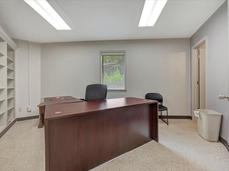 More Photos Of 202 S Temple Dr, Diboll Flex For Lease