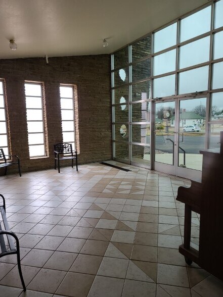 More Photos Of 120 S Echo St, Holdenville Bar For Sale