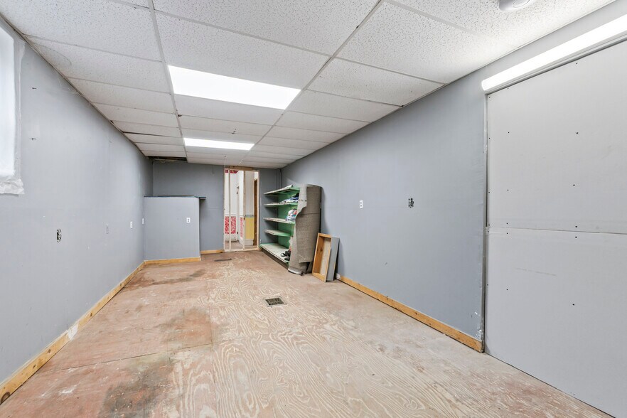 More Photos Of 680 Maine Ave, Farmingdale Storefront Retail Office For Lease