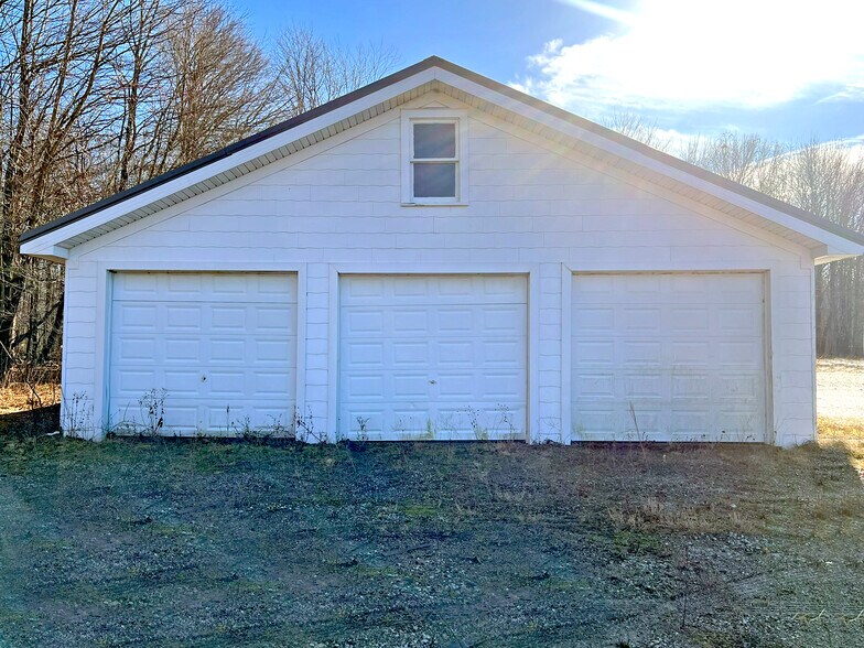 More Photos Of 7171 W Ridge Rd, Fairview Warehouse For Lease