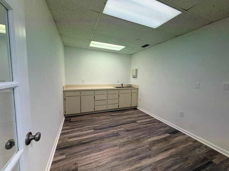 More Photos Of 6725 Cedarridge Dr, Zephyrhills Medical For Lease