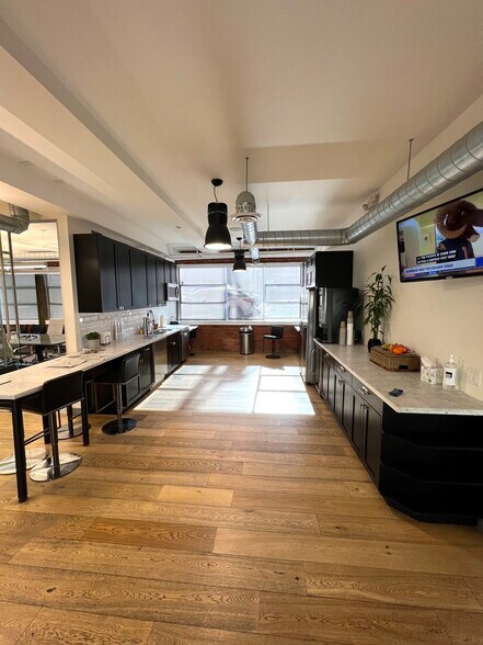 More Photos Of 449 S Beverly, Beverly Hills Office For Sale