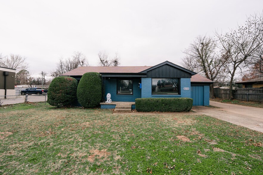 More Photos Of 3501 N Rockwell Ave, Bethany Office For Sale