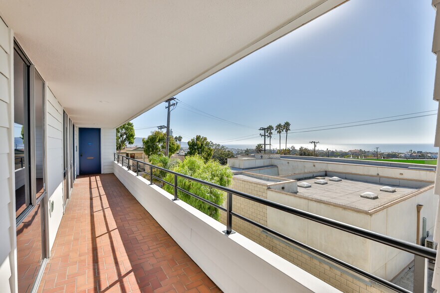 More Photos Of 2200 Pacific Coast Hwy, Hermosa Beach Office For Sale