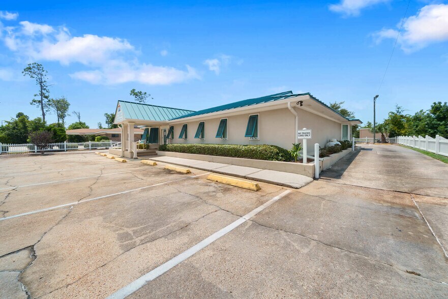 More Photos Of 2103 Jenks Ave, Panama City Medical For Lease