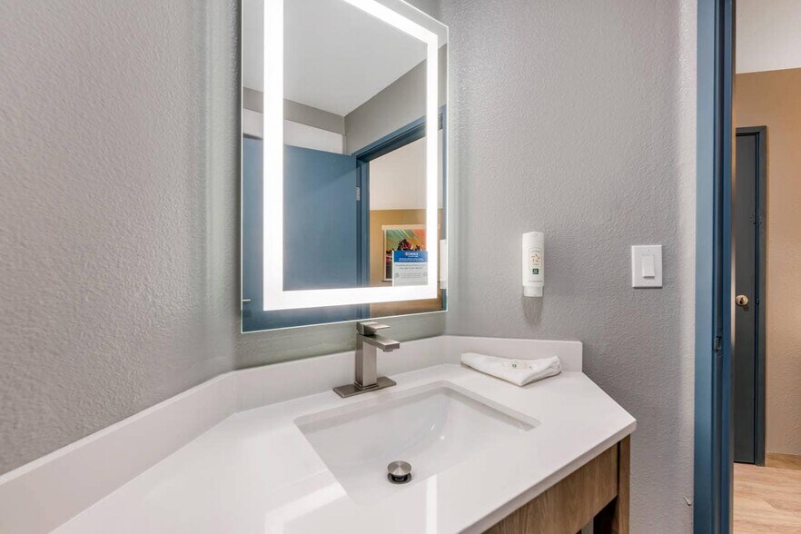 More Photos Of 412 US-70, Ruidoso Hotel For Sale