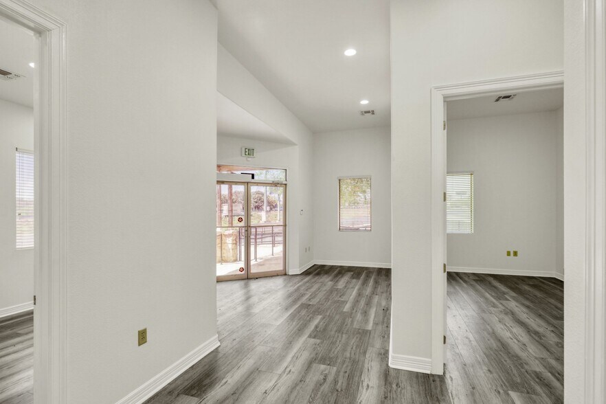 More Photos Of 5727 W I-10 Fwy, San Antonio Office For Lease