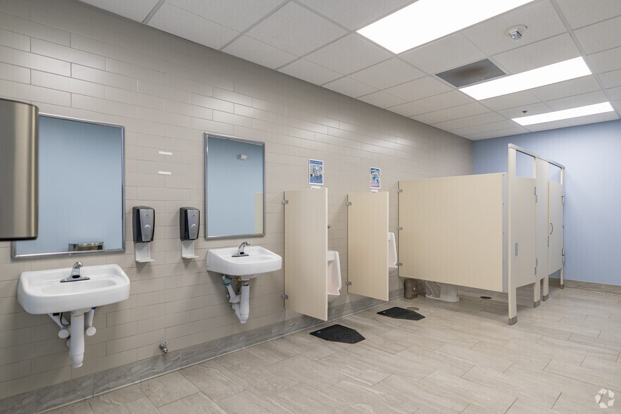 More Photos Of 12415 Old Lagrange Rd, Louisville Warehouse For Lease