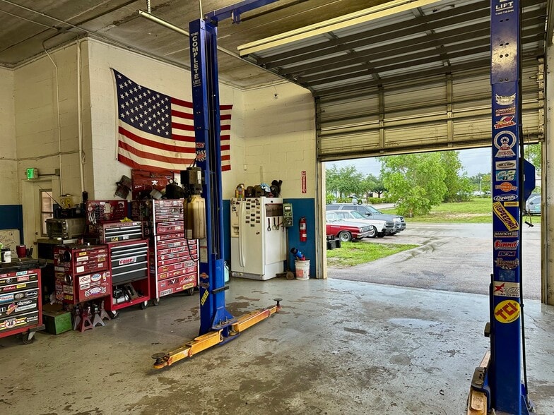 More Photos Of 1002 SE 9th St, Cape Coral Service For Sale