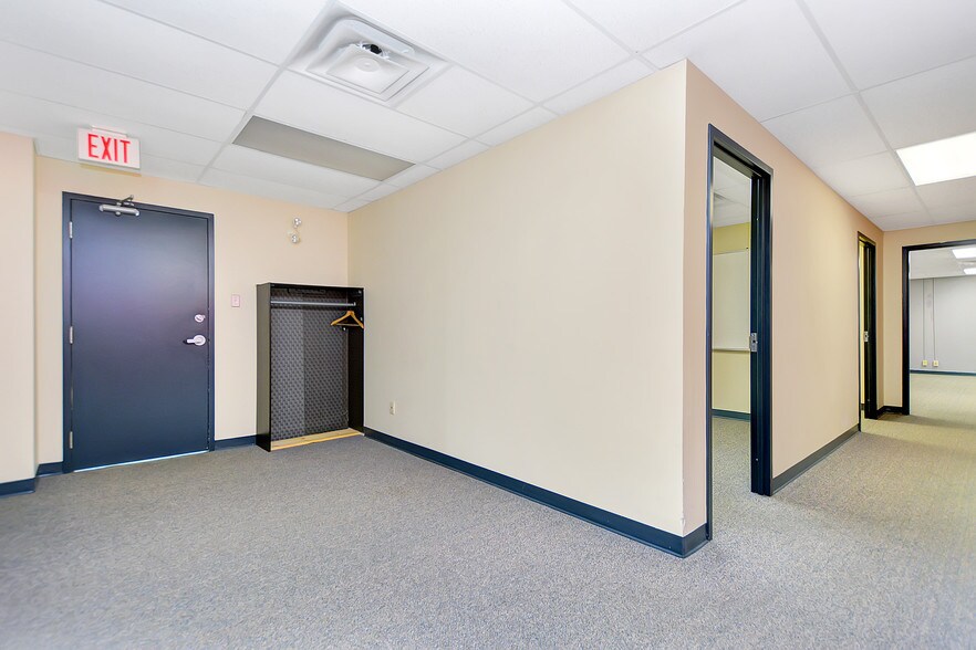 More Photos Of 4043 Carling Ave, Ottawa Office For Lease