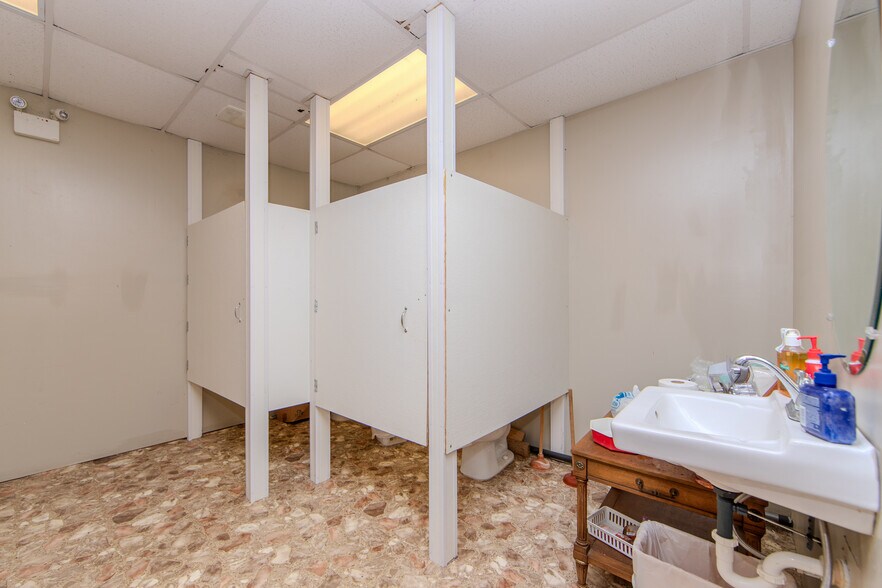 More Photos Of 913 Old Buckingham Rd, Cumberland Lodge Meeting Hall For Sale