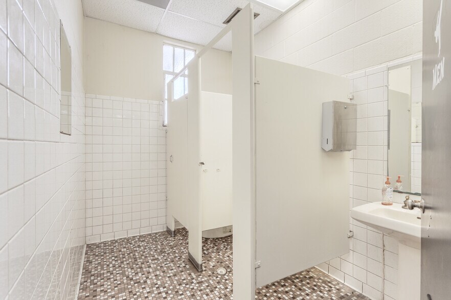 More Photos Of 100 Collinsville St, Whitesboro Light Manufacturing For Lease