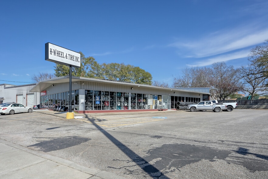 More Photos Of 202 N Frazier St, Conroe Freestanding For Sale