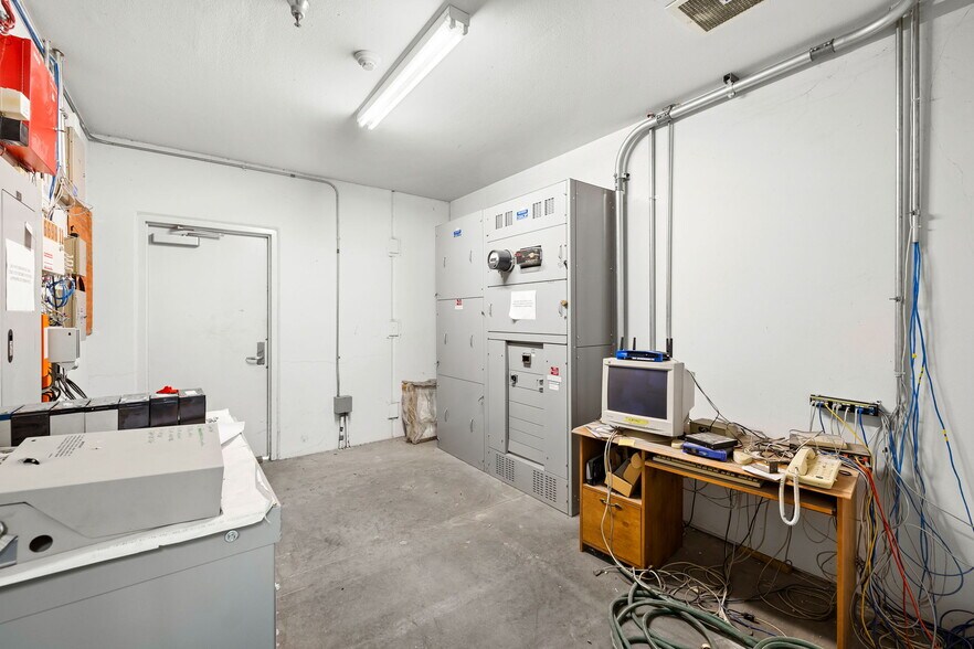 More Photos Of 6690 Doolittle Ave, Riverside Warehouse For Sale