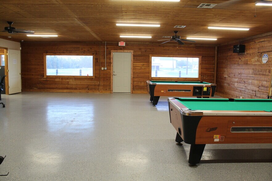 More Photos Of 805-807 E Hall St, Bangs Medical For Sale