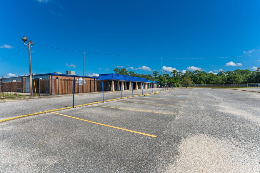 More Photos Of 320 E Miracle Strip Pky, Mary Esther General Retail For Sale
