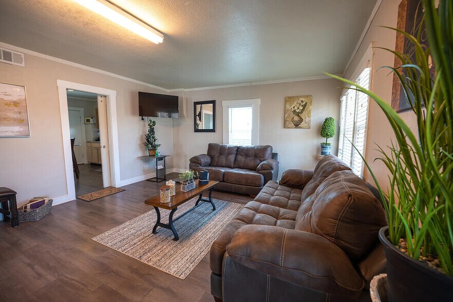 More Photos Of 100 E Washington St, Anthony Office For Sale