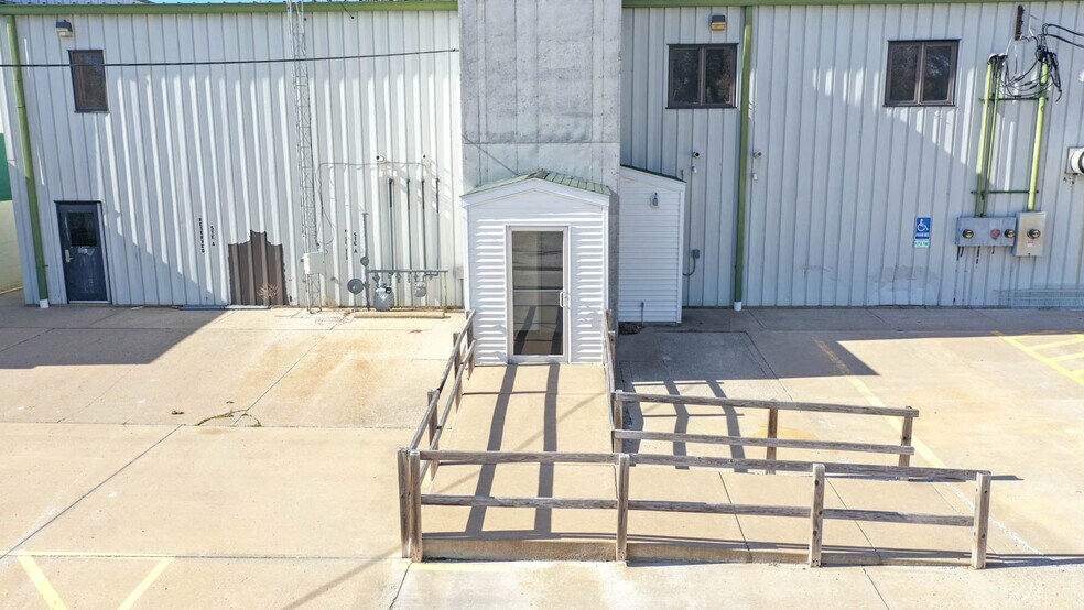 More Photos Of 201 McCausland St, Carlinville General Retail For Sale