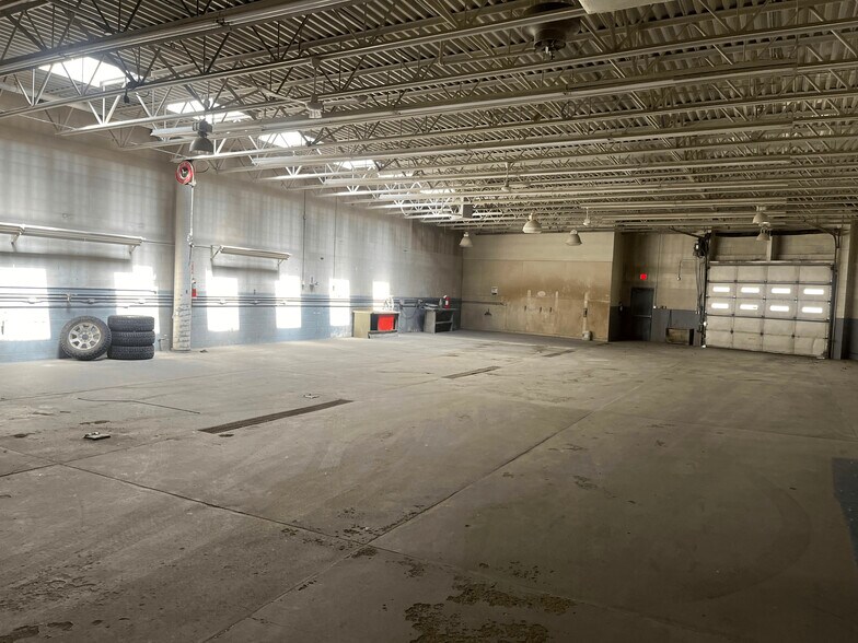 More Photos Of 17250 Stony Plain Rd, Edmonton Auto Dealership For Lease