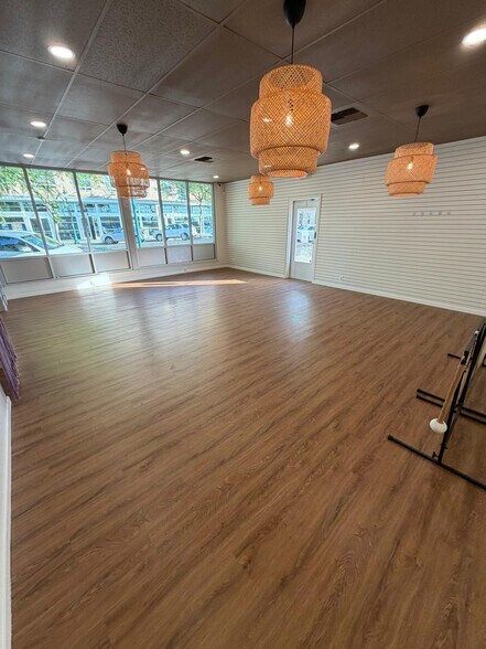 More Photos Of 640 Vernon St, Roseville Freestanding For Lease