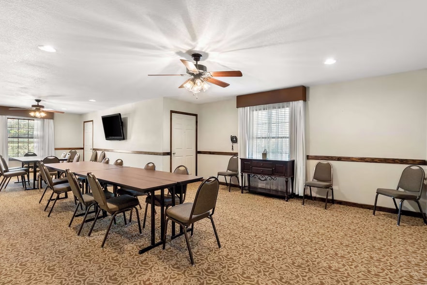 More Photos Of 208 Nueces St, George West Hotel For Sale