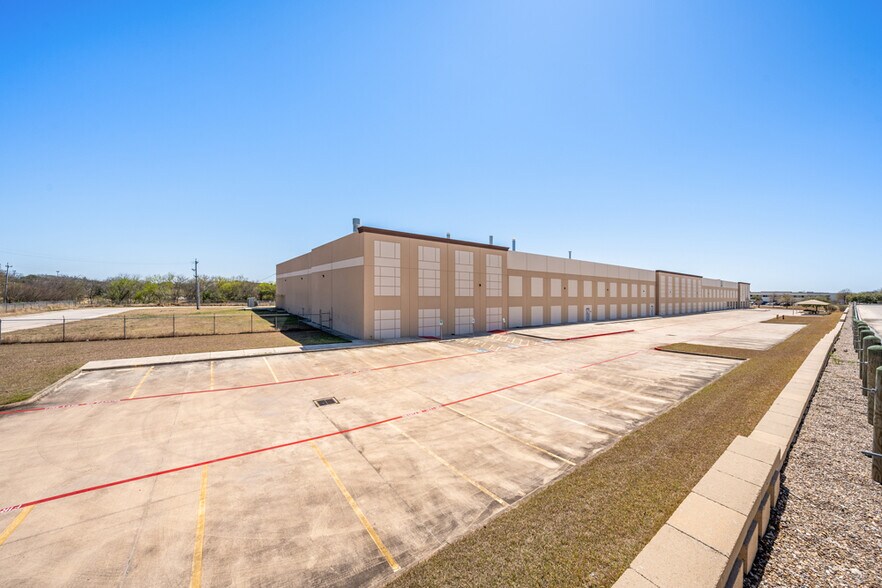 More Photos Of 1732 Universal City Blvd, Universal City Warehouse For Lease