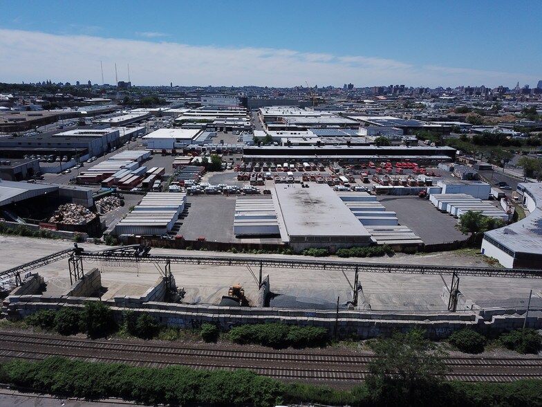 More Photos Of 1 Railroad Pl, Maspeth Warehouse For Lease