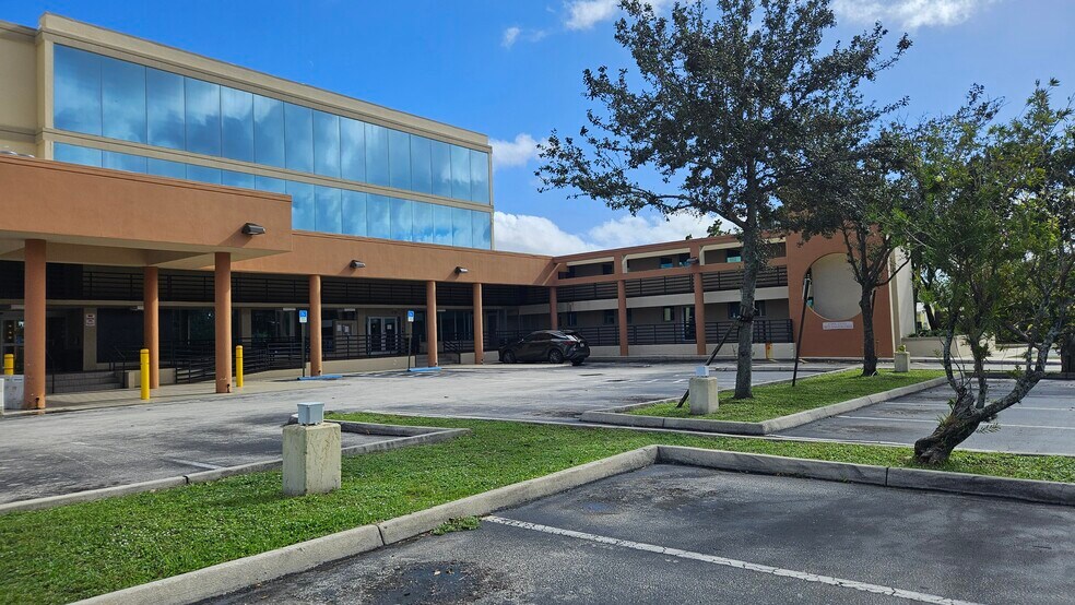 More Photos Of 6600 W Taft St, Hollywood Medical For Lease