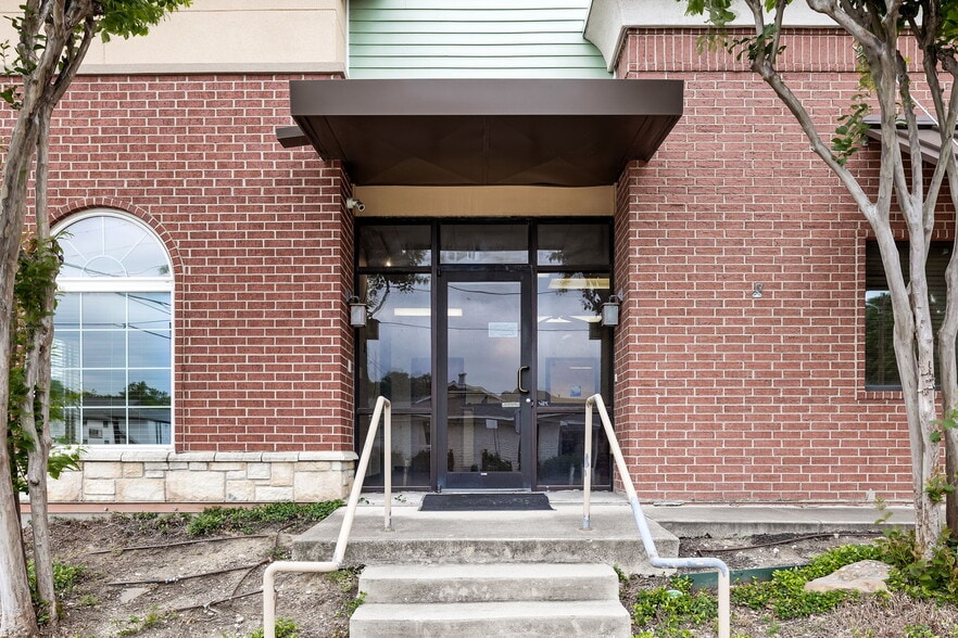 More Photos Of 1515 E Belt Line Rd, Carrollton Office Residential For Sale